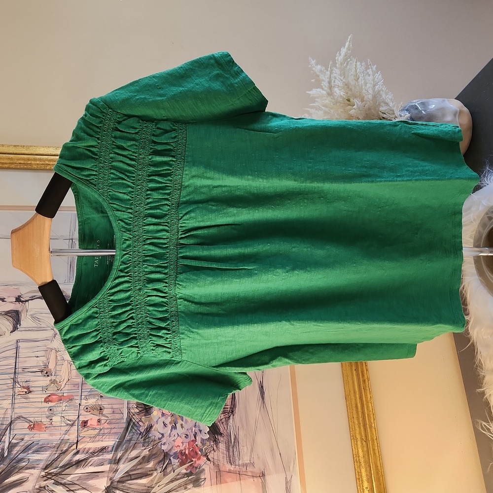 ❌️❌️SOLD❌️❌️Talbots smocked crew neck tee